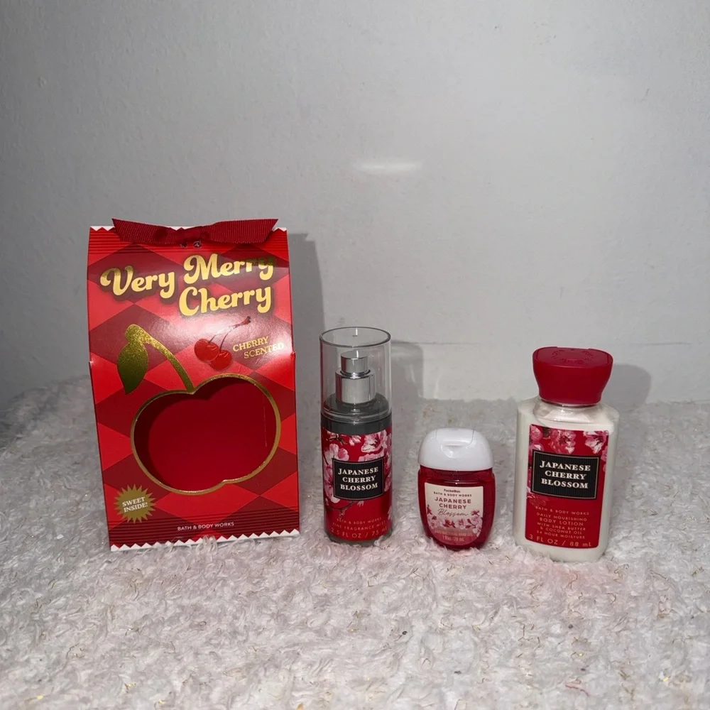 Bath & Body Works Very‎ Merry Cherry Set - Red